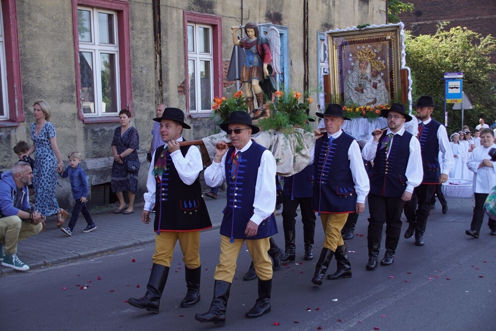 Dzisiaj po uroczystej mszy świętej z kościoła pw. św. Augustyna w dzielnicy Lipiny wyruszyła tradycyjna procesja. Na czele kobiety, mężczyźni, młodzież i dzieci w tradycyjnych, śląskich strojach.