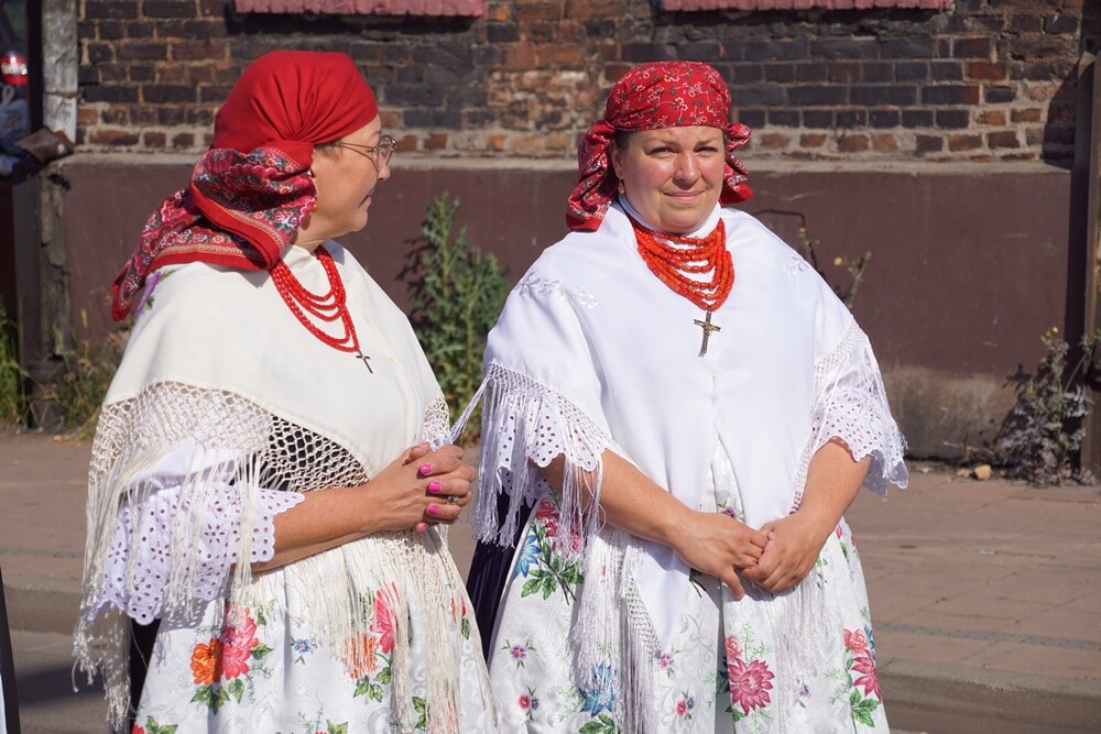 Dzisiaj po uroczystej mszy świętej z kościoła pw. św. Augustyna w dzielnicy Lipiny wyruszyła tradycyjna procesja. Na czele kobiety, mężczyźni, młodzież i dzieci w tradycyjnych, śląskich strojach.