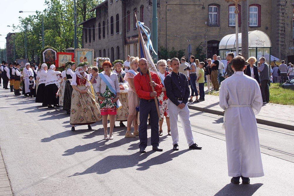 Dzisiaj po uroczystej mszy świętej z kościoła pw. św. Augustyna w dzielnicy Lipiny wyruszyła tradycyjna procesja. Na czele kobiety, mężczyźni, młodzież i dzieci w tradycyjnych, śląskich strojach.
