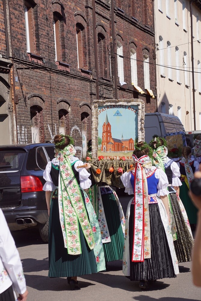 Dzisiaj po uroczystej mszy świętej z kościoła pw. św. Augustyna w dzielnicy Lipiny wyruszyła tradycyjna procesja. Na czele kobiety, mężczyźni, młodzież i dzieci w tradycyjnych, śląskich strojach.