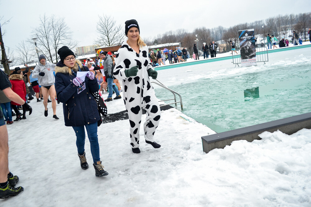 Grupo ponad tysiąc osób pojawiło się dziś na terenie Skałki i pobliskiego parku z okazji Wielkiej Orkiestry. Są biegi, rajdy rowerowy, morsowanie, walki wojów i wiele, wiele innych atrakcji. Impreza trwa!