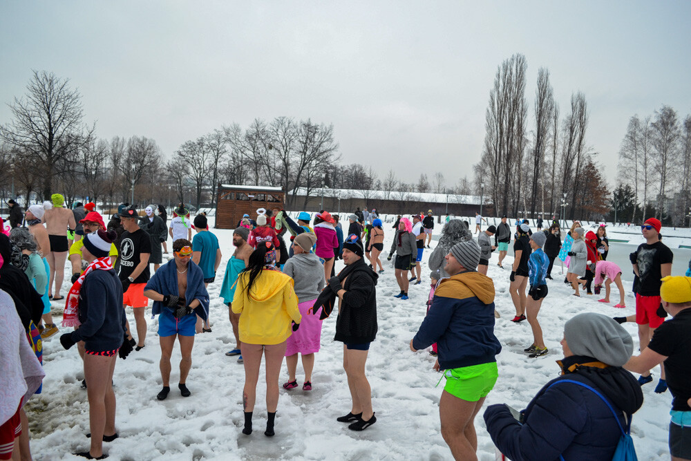 Grupo ponad tysiąc osób pojawiło się dziś na terenie Skałki i pobliskiego parku z okazji Wielkiej Orkiestry. Są biegi, rajdy rowerowy, morsowanie, walki wojów i wiele, wiele innych atrakcji. Impreza trwa!