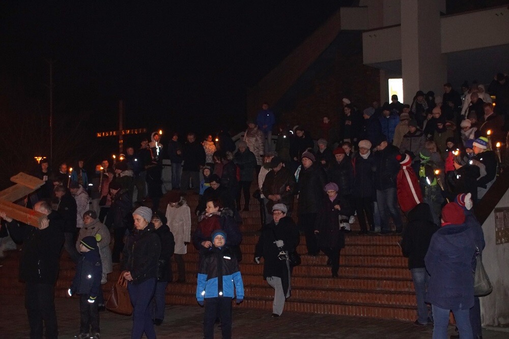 Tradycyjnie, w piątek przed Niedzielą Palmową w każdej rudzkiej parafii odbyła się droga krzyżowa. Wierni w procesji z krzyżem przeszli ulicami miasta modląc się.