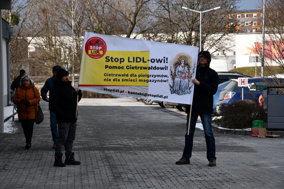 Przed świętochłowickimi sklepami Lidl zorganizowano pikiety, sprzeciwiające się budowie Centrum Dystrybucyjnego Lidl w Gietrzwałdzie