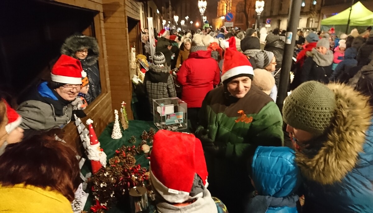 Inaguracja sezonu świątecznego na miejskim deptaku.