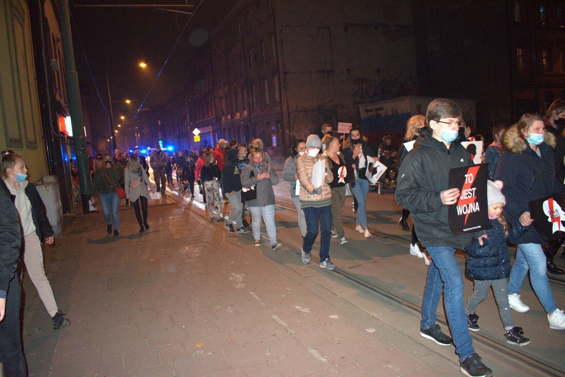 Ulicami Świętochłowic przeszła kolejna manifestacja w sprawie orzeczenia Trybunału Konstytucyjnego dotyczącego aborcji.