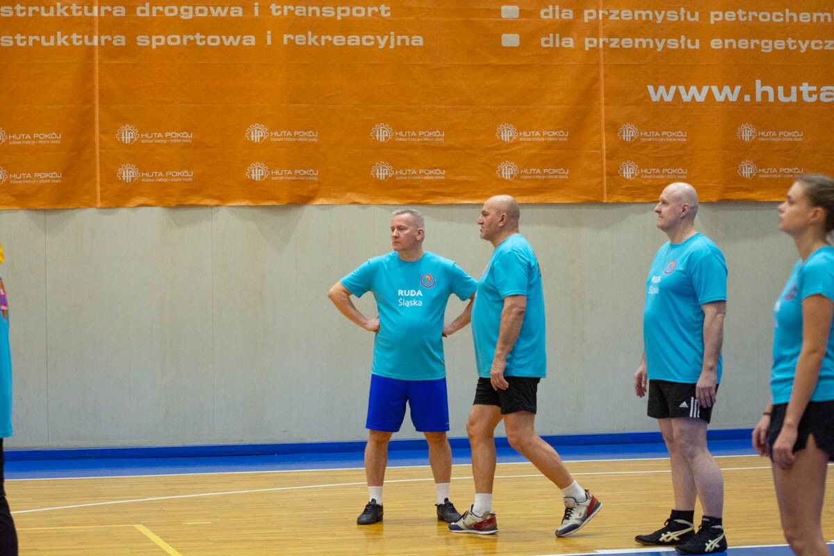 Mecz siatkówki pomiędzy sztabami WOŚP. / fot. Marek Faber