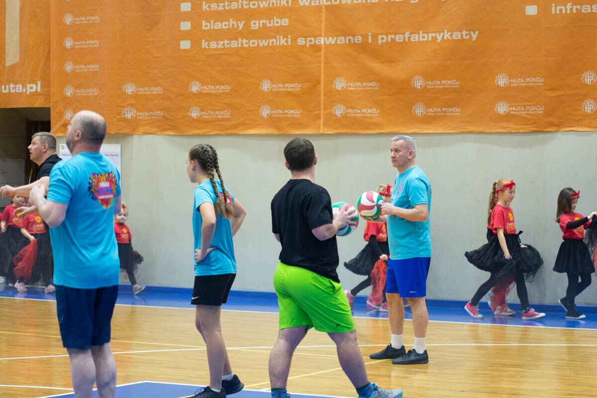 Mecz siatkówki pomiędzy sztabami WOŚP. / fot. Marek Faber