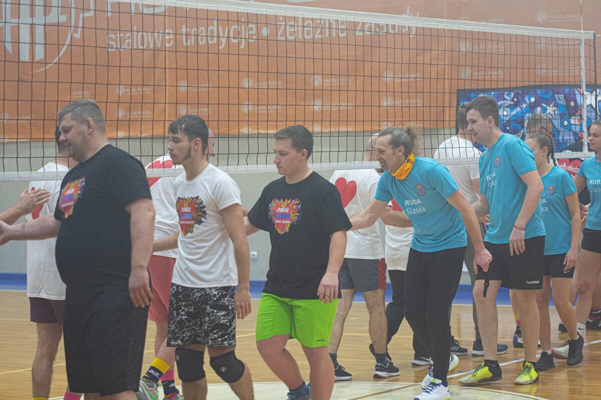 Mecz siatkówki pomiędzy sztabami WOŚP. / fot. Marek Faber