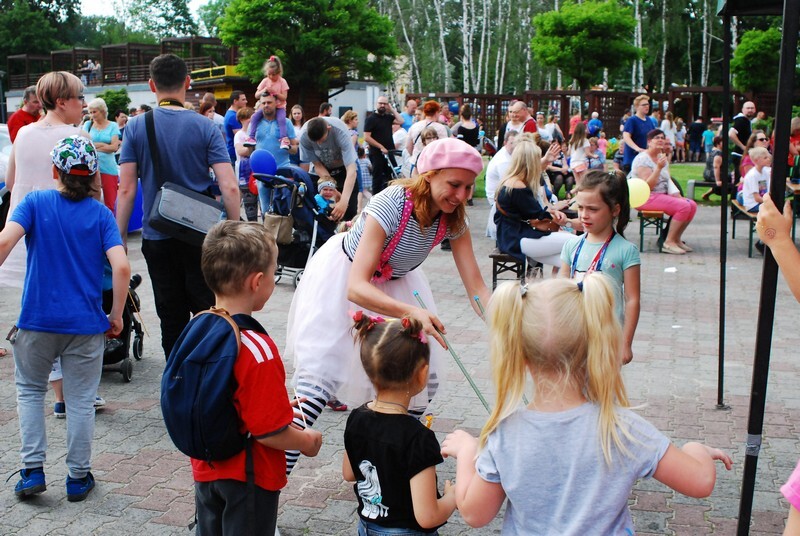 Miejski Dzień Dziecka 2019 w Świętochłowicach świętowano tradycyjnie na terenie Ośrodka Rekreacji i Sportu Skałka. Zabawę zainaugurowano w sobotę, 1 czerwca o godz. 16.00. W programie zaplanowano prezentacje artystyczne, rozmaite gry i zabawy oraz pokazy straży miejskiej i straży pożarnej.