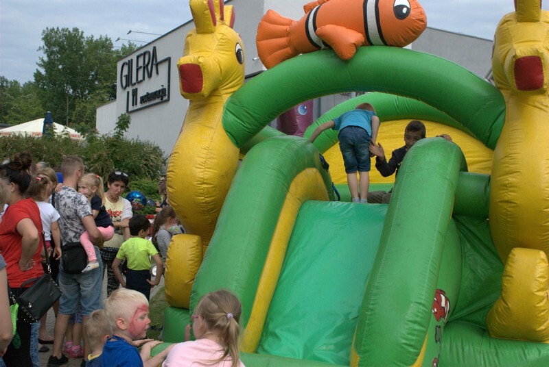 Miejski Dzień Dziecka 2019 w Świętochłowicach świętowano tradycyjnie na terenie Ośrodka Rekreacji i Sportu Skałka. Zabawę zainaugurowano w sobotę, 1 czerwca o godz. 16.00. W programie zaplanowano prezentacje artystyczne, rozmaite gry i zabawy oraz pokazy straży miejskiej i straży pożarnej.