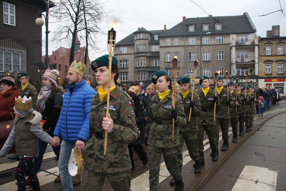 Orszak Trzech Króli przeszedł ulicą Katowicką spod Muzeum Powstań Śląskich do Kościoła św. Piotra i Pawła. Uczestników ogrzał pokaz ognia.