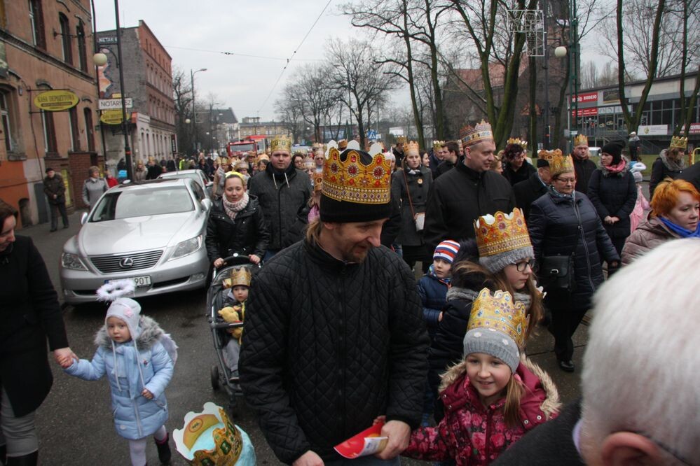 Orszak Trzech Króli przeszedł ulicą Katowicką spod Muzeum Powstań Śląskich do Kościoła św. Piotra i Pawła. Uczestników ogrzał pokaz ognia.