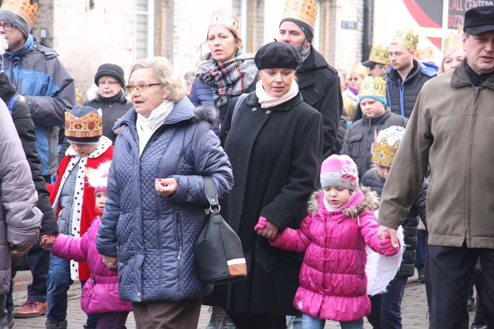 Orszak Trzech Króli przeszedł ulicą Katowicką spod Muzeum Powstań Śląskich do Kościoła św. Piotra i Pawła. Uczestników ogrzał pokaz ognia.