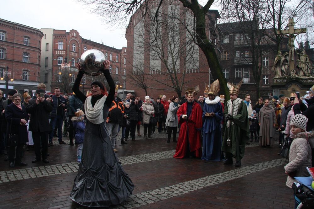 Orszak Trzech Króli przeszedł ulicą Katowicką spod Muzeum Powstań Śląskich do Kościoła św. Piotra i Pawła. Uczestników ogrzał pokaz ognia.