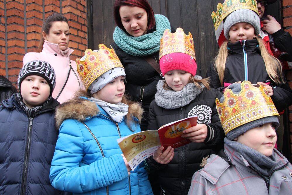 Orszak Trzech Króli przeszedł ulicą Katowicką spod Muzeum Powstań Śląskich do Kościoła św. Piotra i Pawła. Uczestników ogrzał pokaz ognia.