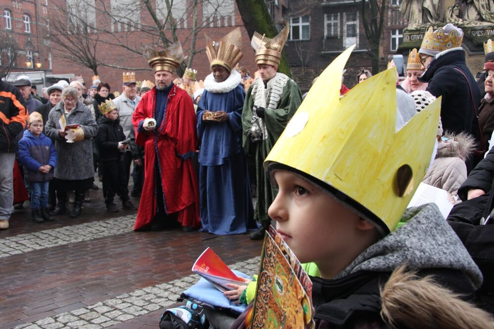 Orszak Trzech Króli przeszedł ulicą Katowicką spod Muzeum Powstań Śląskich do Kościoła św. Piotra i Pawła. Uczestników ogrzał pokaz ognia.