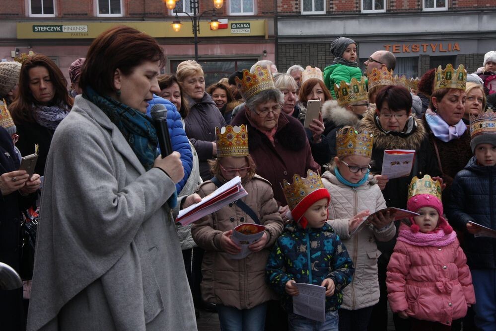 Orszak Trzech Króli przeszedł ulicą Katowicką spod Muzeum Powstań Śląskich do Kościoła św. Piotra i Pawła. Uczestników ogrzał pokaz ognia.
