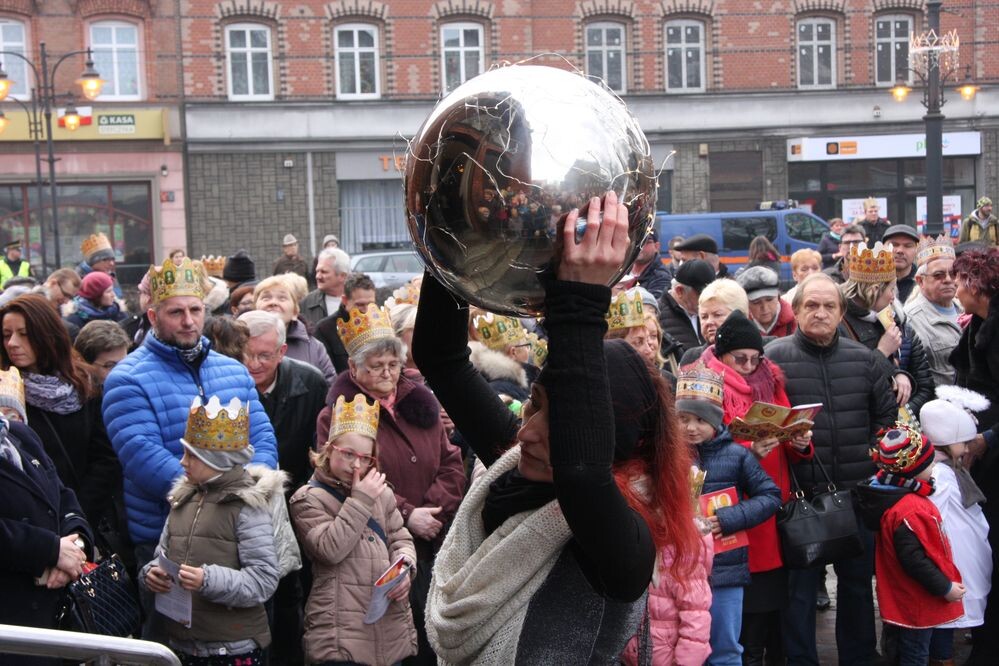 Orszak Trzech Króli przeszedł ulicą Katowicką spod Muzeum Powstań Śląskich do Kościoła św. Piotra i Pawła. Uczestników ogrzał pokaz ognia.