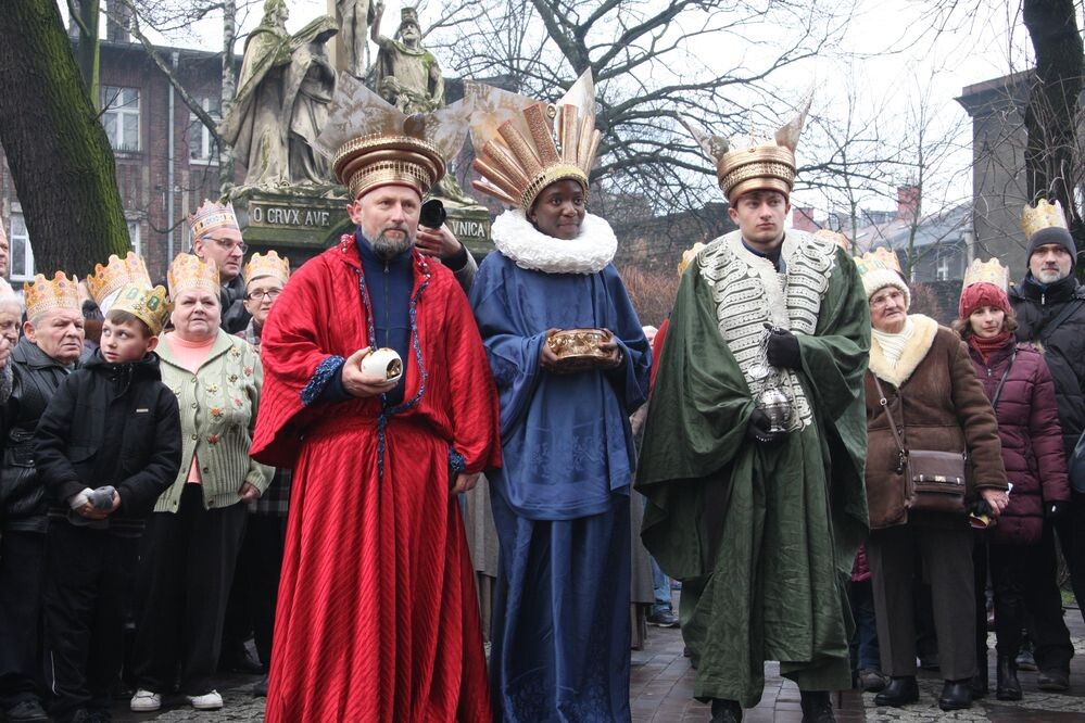 Orszak Trzech Króli przeszedł ulicą Katowicką spod Muzeum Powstań Śląskich do Kościoła św. Piotra i Pawła. Uczestników ogrzał pokaz ognia.