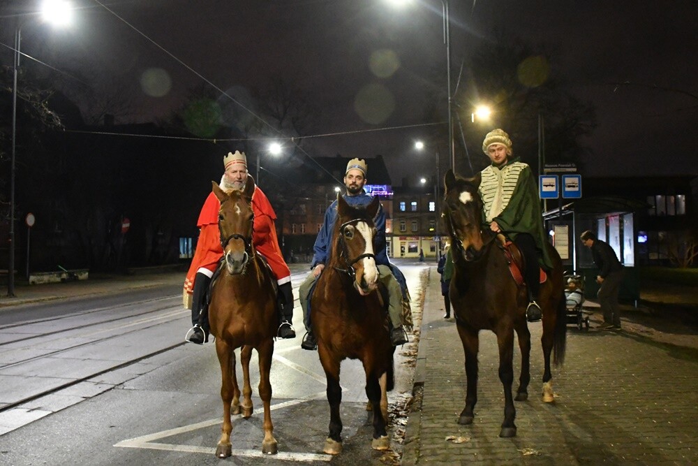 Dziś Święto Objawienia Pańskiego potocznie zwane świętem Trzech Króli. Z tej okazji ulicami Świętochłowic przemaszerował barwny orszak.

fot. Jacek Knapik