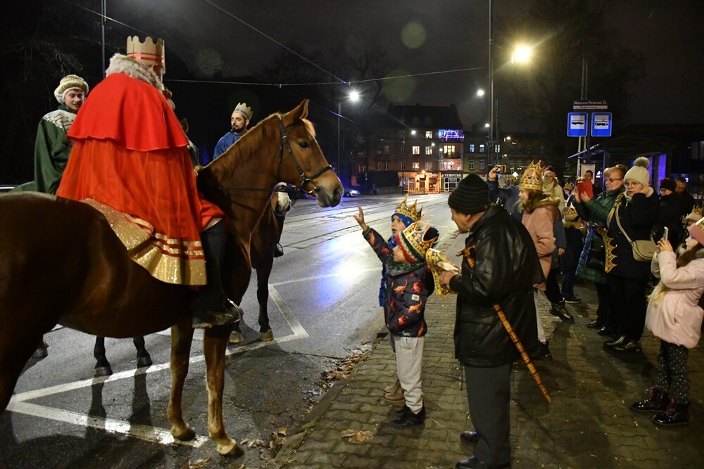 Dziś Święto Objawienia Pańskiego potocznie zwane świętem Trzech Króli. Z tej okazji ulicami Świętochłowic przemaszerował barwny orszak.

fot. Jacek Knapik