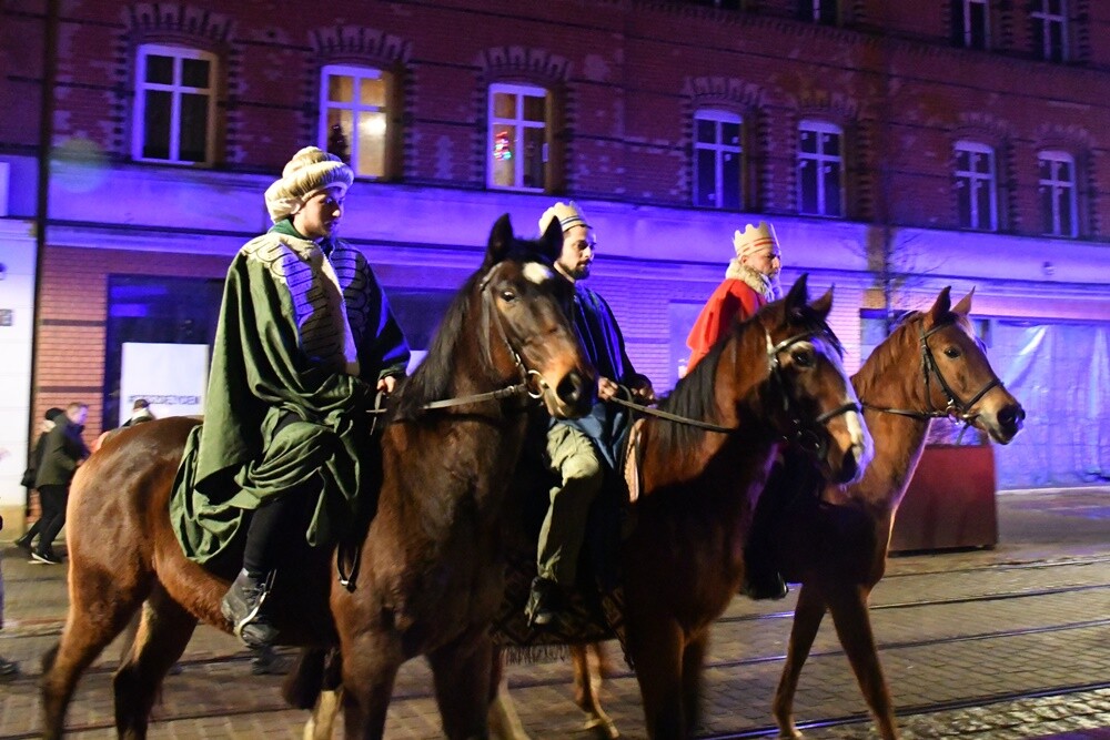 Dziś Święto Objawienia Pańskiego potocznie zwane świętem Trzech Króli. Z tej okazji ulicami Świętochłowic przemaszerował barwny orszak.

fot. Jacek Knapik