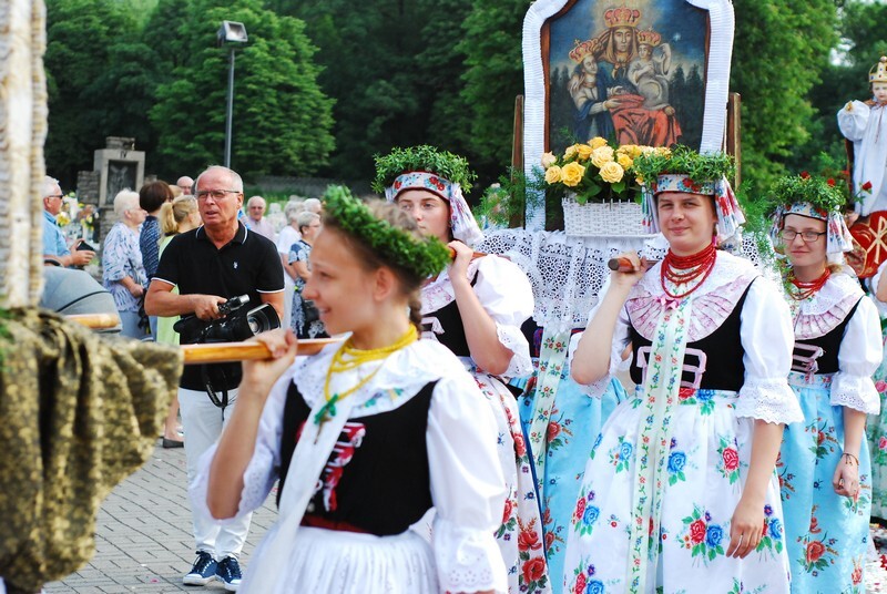 Procesja Bożego Ciała w świętochłowickich Lipinach: 20 czerwca, po uroczystej mszy świętej odprawionej w kościele św. Augustyna ulicami Lipin przeszła barwna procesja Bożego Ciała. Wzięły w niej udział prawdziwe tłumy! Tutejsza uroczystość ma wyjątkowy charakter, ponieważ mieszkańcy ubierają się w tradycyjne stroje regionalne.