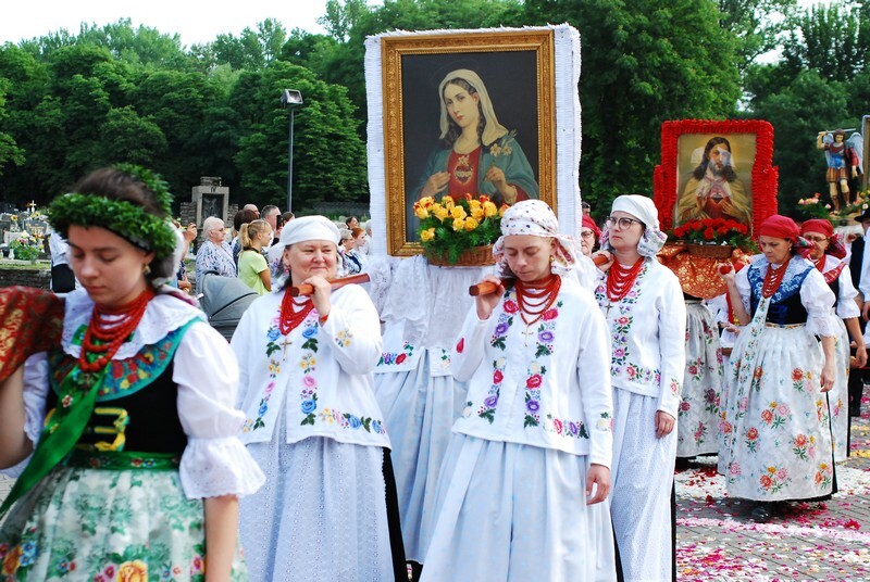 Procesja Bożego Ciała w świetochłowickich Lipinach: 20 czerwca, po uroczystej mszy świętej odprawionej w kościele św. Augustyna ulicami Lipin przeszła barwna procesja Bożego Ciała. Wzięły w niej udział prawdziwe tłumy! Tutejsza uroczystość ma wyjątkowy charakter, ponieważ mieszkańcy ubierają się w tradycyjne stroje regionalne.