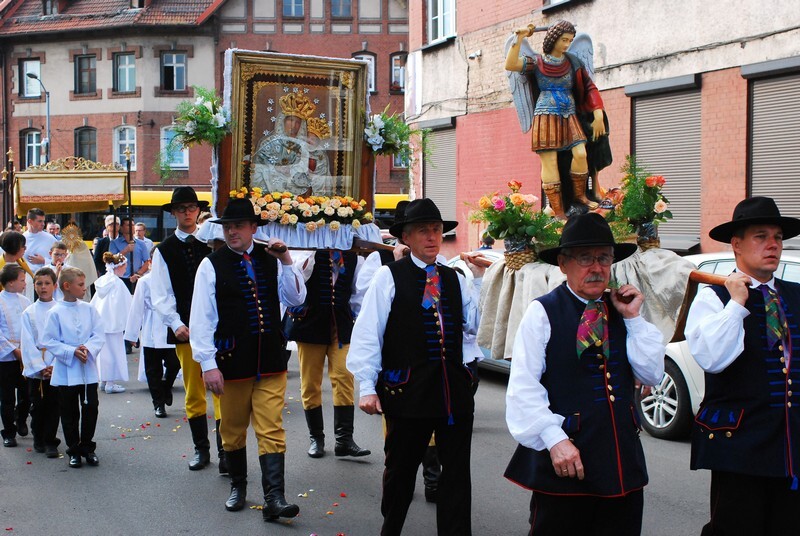 Procesja Bożego Ciała w świetochłowickich Lipinach: 20 czerwca, po uroczystej mszy świętej odprawionej w kościele św. Augustyna ulicami Lipin przeszła barwna procesja Bożego Ciała. Wzięły w niej udział prawdziwe tłumy! Tutejsza uroczystość ma wyjątkowy charakter, ponieważ mieszkańcy ubierają się w tradycyjne stroje regionalne.