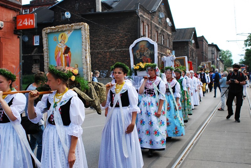 Procesja Bożego Ciała w świetochłowickich Lipinach: 20 czerwca, po uroczystej mszy świętej odprawionej w kościele św. Augustyna ulicami Lipin przeszła barwna procesja Bożego Ciała. Wzięły w niej udział prawdziwe tłumy! Tutejsza uroczystość ma wyjątkowy charakter, ponieważ mieszkańcy ubierają się w tradycyjne stroje regionalne.