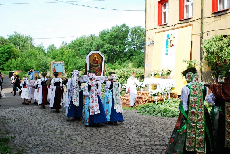 Procesja Bożego Ciała w świetochłowickich Lipinach: 20 czerwca, po uroczystej mszy świętej odprawionej w kościele św. Augustyna ulicami Lipin przeszła barwna procesja Bożego Ciała. Wzięły w niej udział prawdziwe tłumy! Tutejsza uroczystość ma wyjątkowy charakter, ponieważ mieszkańcy ubierają się w tradycyjne stroje regionalne.