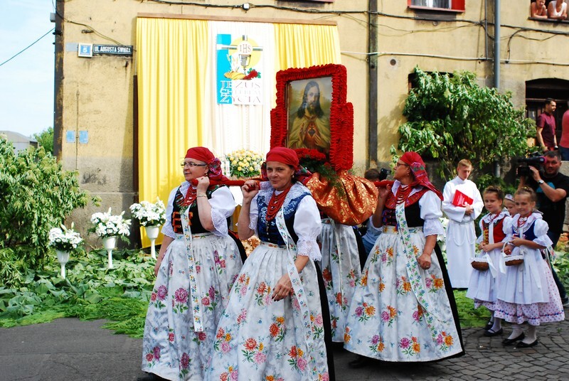 Procesja Bożego Ciała w świetochłowickich Lipinach: 20 czerwca, po uroczystej mszy świętej odprawionej w kościele św. Augustyna ulicami Lipin przeszła barwna procesja Bożego Ciała. Wzięły w niej udział prawdziwe tłumy! Tutejsza uroczystość ma wyjątkowy charakter, ponieważ mieszkańcy ubierają się w tradycyjne stroje regionalne.