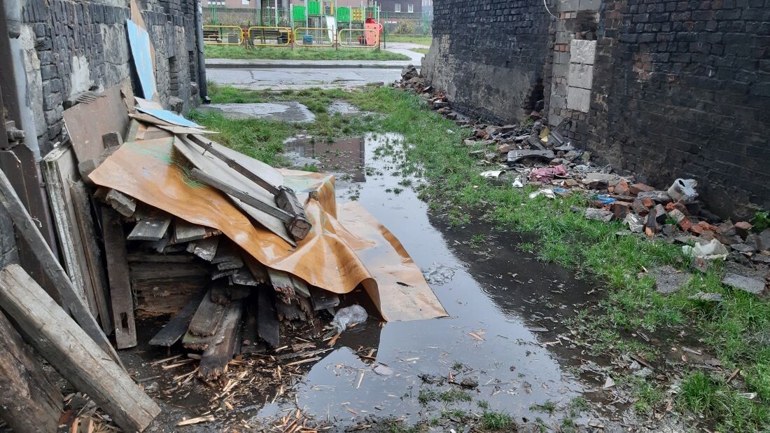 Ruiny po wyburzonym familoku wciąż straszą na Lipinach. Właściciele, którzy przyjęli budynek w spadku, nie byli zainteresowani jego utrzymaniem, ale teraz też nie poczuwają się do odpowiedzialności, więc na ul. Świerczyny od wielu miesięcy krajobraz urozmaica połączenie gruzowiska i wysypiska śmieci.