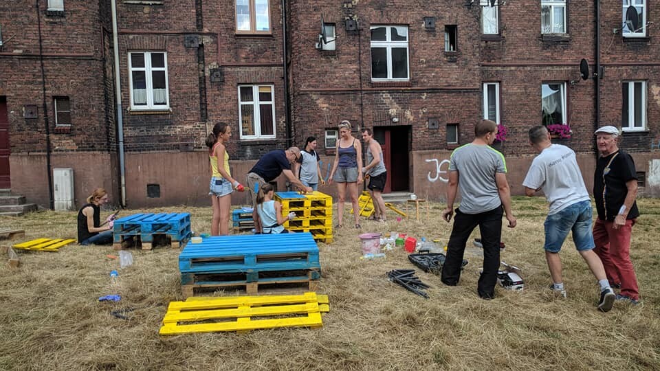 Na placu pomiędzy budynkami znajdującymi się przy ulicach Pieczki, Mickiewicza, Chorzowskiej i ks. Michalskiego powstał pierwszy Śląski Plac - a więc stworzone z palet i pomalowane śląskimi barwami dwie ławki i stolik - to efekt akcji, jaką zainicjowało świętochłowickie koło Ruchu Autonomii Śląska.