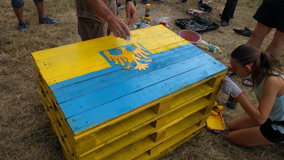 Na placu pomiędzy budynkami znajdującymi się przy ulicach Pieczki, Mickiewicza, Chorzowskiej i ks. Michalskiego powstał pierwszy Śląski Plac - a więc stworzone z palet i pomalowane śląskimi barwami dwie ławki i stolik - to efekt akcji, jaką zainicjowało świętochłowickie koło Ruchu Autonomii Śląska.