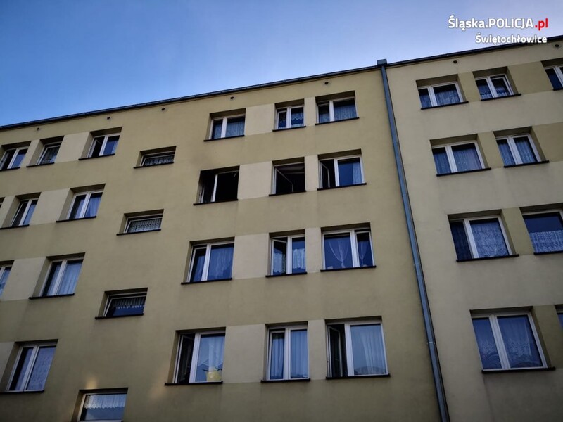 Świętochłowiccy policjanci uratowali małżeństwo z płonącego mieszkania