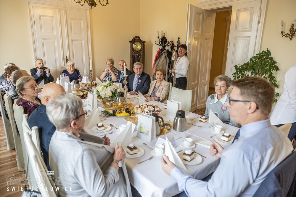 Siedem małżeństw świętowało ostatnio "Złote Gody" - czyli 50-lecie pożycia małżeńskiego. Pary ze Świętochłowic wzięły udział w uroczystości organizowanej przez Urząd Miasta.