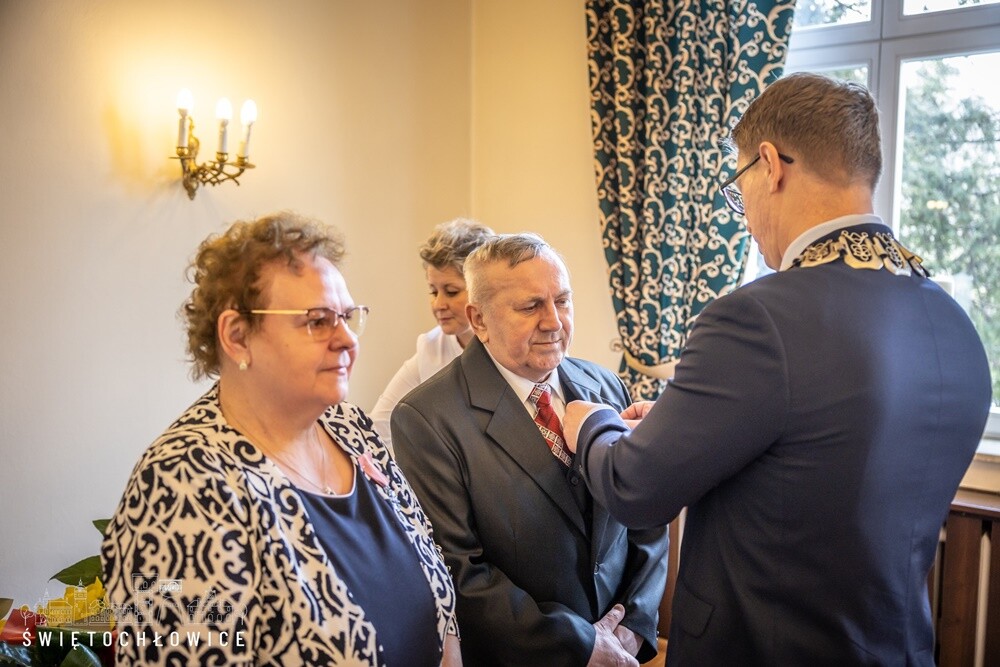 Siedem małżeństw świętowało ostatnio "Złote Gody" - czyli 50-lecie pożycia małżeńskiego. Pary ze Świętochłowic wzięły udział w uroczystości organizowanej przez Urząd Miasta.